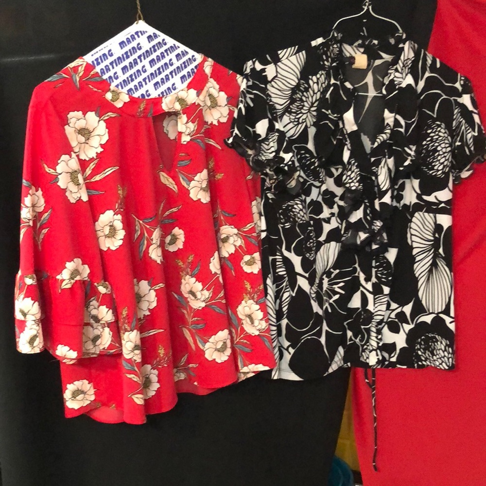 Blk&white button down stunning red floral top